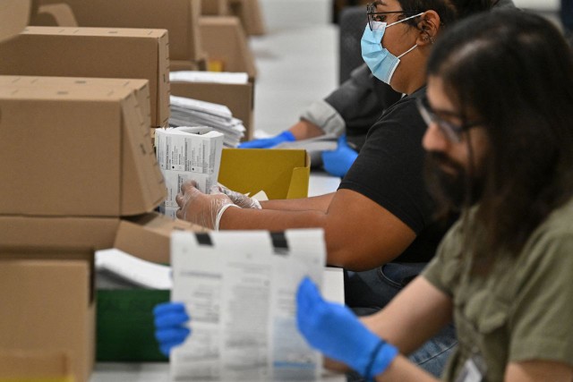 Bộ phận tiếp nhận phiếu bầu làm việc tại California (Ảnh: Getty Images)