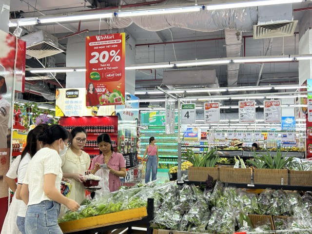 Khách hàng mua sắm các sản phẩm giá tốt tại siêu thị WinMart