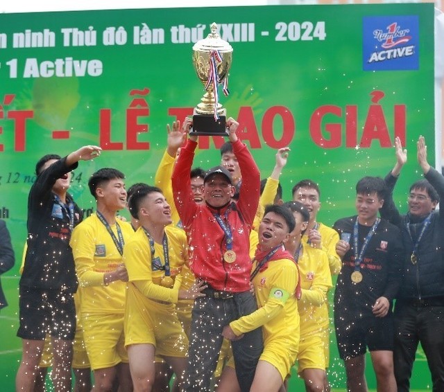 Nguyễn Đình Khang cùng đồng đội tự hào nâng cao Cup vô địch, xuất sắc giành chiến thắng ở mùa giải năm 2024