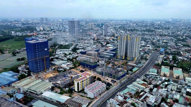 Dự án khu đô thị Bcons City ngay góc khu vực trục Đại lộ Thống Nhất tiếp giáp Quốc lộ 1K đang trong quá trình thi công nhộn nhịp.