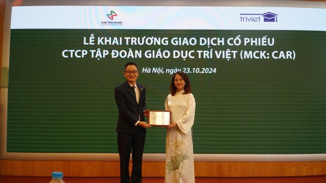 Ông Đỗ Văn Tâm, Phó giám đốc HNX trao quyết định niêm yết cho bà Nguyễn Thùy Thương, Chủ tịch HĐQT Giáo dục Trí Việt