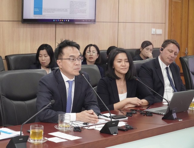 Ông Young Lee, Giám đốc Điều hành hoạt động kinh doanh cổ phiếu khu vực châu Á, Morgan Stanley trao đổi tại buổi làm việc