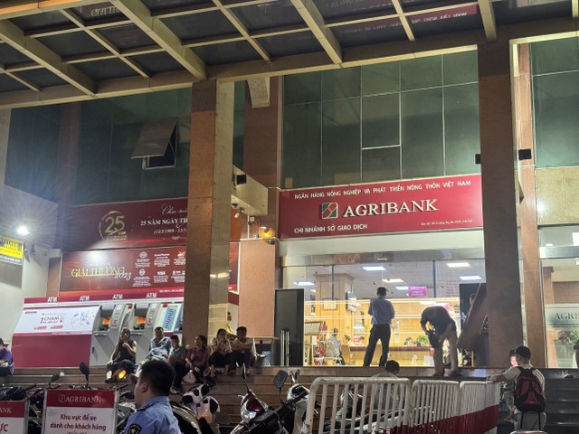 Ảnh chụp lúc 19h20 ngày 6/6/2024 tại Agribank chi nhánh Sở giao dịch số 2 Láng Hạ vẫn sáng đèn. Cán bộ Agribank dự định cố gắng tăng ca đến 23h00 đêm nhưng lãnh đạo Ngân hàng yêu cầu cố gắng kết thúc trước 21h để cán bộ lấy sức làm việc dài ngày.