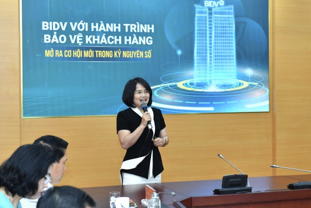 Bà Nguyễn Thị Quỳnh Giao, Phó tổng giám đốc BIDV trình bày tại Hội thảo