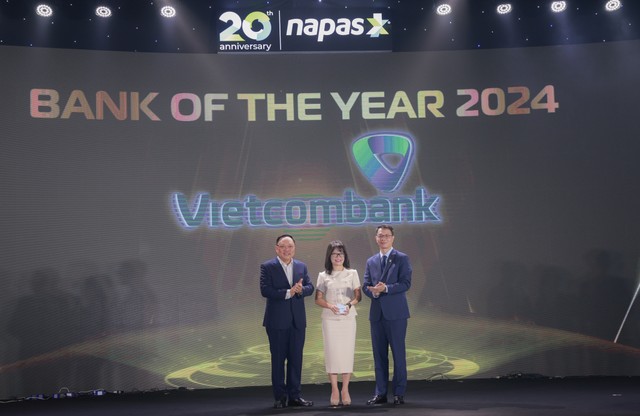 Đại diện Vietcombank nhận giải Ngân hàng xuất sắc năm 2024