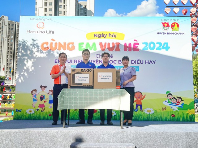 Đại diện Hanwha Life Việt Nam trao tặng 2 bộ máy tính cho Trung tâm học tập cộng đồng thị trấn Tân Túc, huyện Bình Chánh