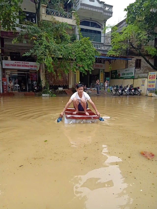 Giám định viên BSH - Anh Trần Văn Tỉnh tự chế phương tiện để đi hỗ trợ khách hàng tại khu vực phường Túc Duyên TP Thái Nguyên