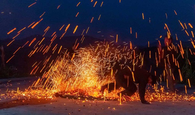 Nghi thức nhảy lửa trong lễ hội Bàn Vương huyện Ba Chẽ. Ảnh: Cấn Đình Loan