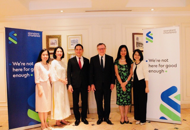 Chủ tịch HĐQT TCBS Nguyễn Xuân Minh, Chủ tịch Tập đoàn Standard Chartered José Viñals, Tổng giám đốc Standard Chartered Bank Việt Nam Michele Wee (thứ 2 từ trái sang), bà Nguyễn Thúy Hạnh (thứ 2 từ phải sang) và đại diện 2 bên