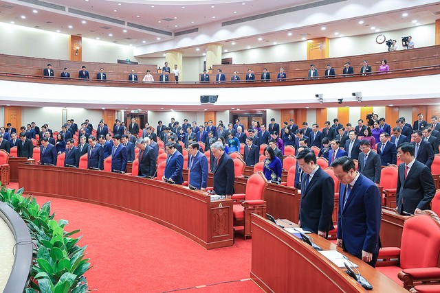 Lãnh đạo Đảng, Nhà nước và đại biểu dành một phút mặc niệm cán bộ, chiến sĩ, đồng bào bị tử nạn do cơn bão số 3. Ảnh: Nhật Bắc