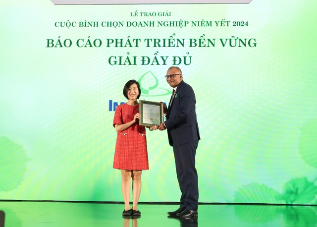 Ông Ren Varma, Giám đốc khu vực Đông Nam Á Lục địa, Hiệp hội Kế toán công chứng Anh (ACCA) trao chứng nhận giải Báo cáo phát triển bền vững có tính đầy đủ nhất cho đại diện Imexpharm (IMP). Ảnh: Lê Toàn