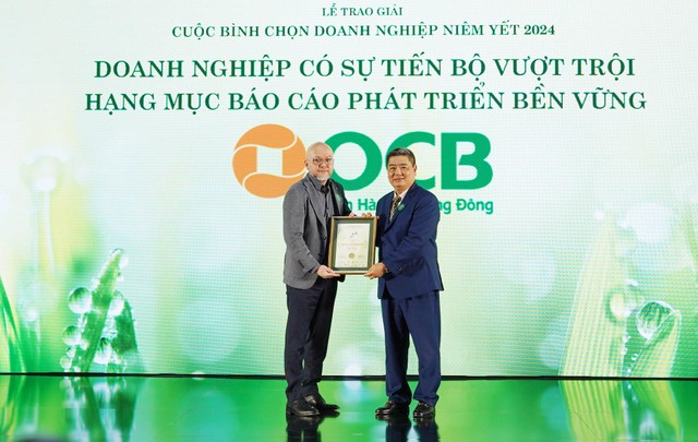 Ông Nguyễn Tiến Dũng, Phó Tổng giám đốc Sở Giao dịch Chứng Khoán Việt Nam (VNX) trao chứng nhận giải Tiến bộ vượt trội ở hạng mục báo cáo Phát triển bền vững cho đại diện ngân hàng OCB. Ảnh: Lê Toàn