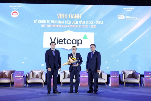 Ông Huỳnh Nhật Trình, Trưởng Bộ phận Tư vấn Tài chính Doanh nghiệp (Corporate Finance) đại diện Vietcap nhận giải Tổ chức tư vấn M&amp;A tiêu biểu 2023-2024