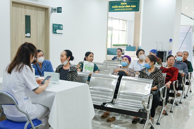 Người dân đến khám chữa bệnh Người dân đến khám chữa bệnh