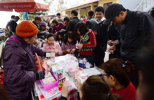 Tiền lẻ rải kín phủ Tây Hồ ngày Rằm tháng Giêng ảnh 12