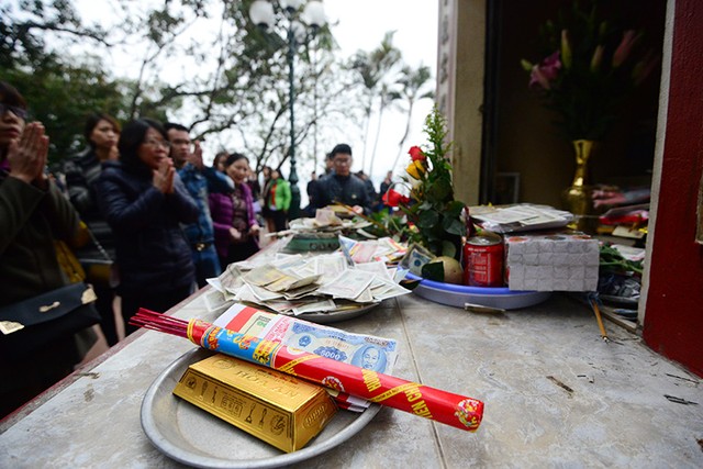 Tiền lẻ rải kín phủ Tây Hồ ngày Rằm tháng Giêng ảnh 4