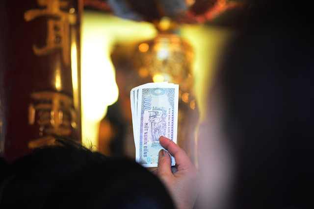 Tiền lẻ rải kín phủ Tây Hồ ngày Rằm tháng Giêng ảnh 2
