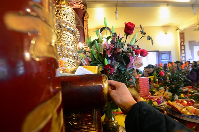 Tiền lẻ rải kín phủ Tây Hồ ngày Rằm tháng Giêng ảnh 8