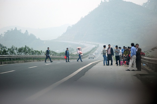 Giỡn với tử thần trên đường cao tốc Nội Bài – Lào Cai ảnh 1