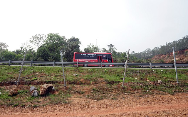 Giỡn với tử thần trên đường cao tốc Nội Bài – Lào Cai ảnh 2