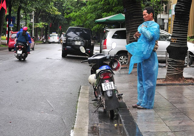 6 độ C, người Hà Nội đốt lửa chống giá lạnh ảnh 7