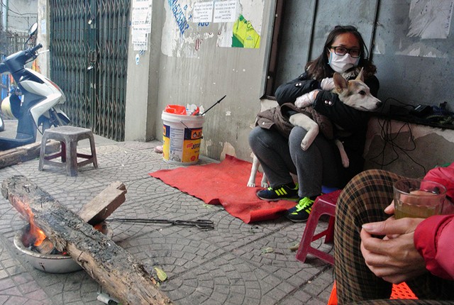 6 độ C, người Hà Nội đốt lửa chống giá lạnh ảnh 2