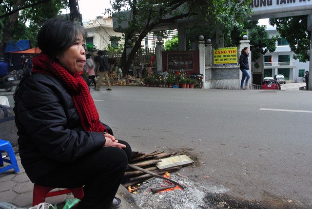 6 độ C, người Hà Nội đốt lửa chống giá lạnh ảnh 5