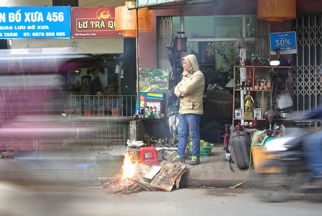 6 độ C, người Hà Nội đốt lửa chống giá lạnh ảnh 6