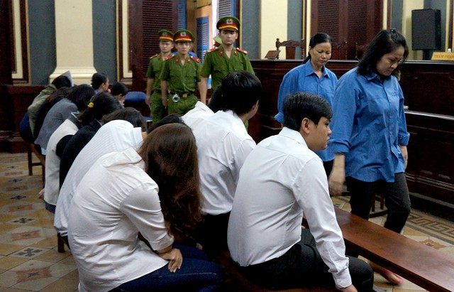 Các bị cáo được đưa ra trước vành móng ngựa