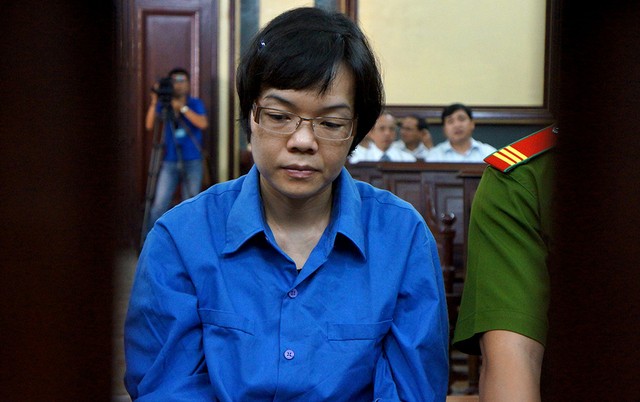 Các bị cáo khác được dẫn giải từ xe đặc chủng ra ngoài