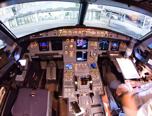 Buồng lái chiếc máy bay A320 của hãng hàng không Germanwings được chụp hôm Chủ nhật vừa rồi, khi nó thực hiện một trong những chuyến bay cuối cùng trước khi bị rơi ngày 24/3. Ảnh:EPA buong-lai-EPA-3735-1427452825.jpg