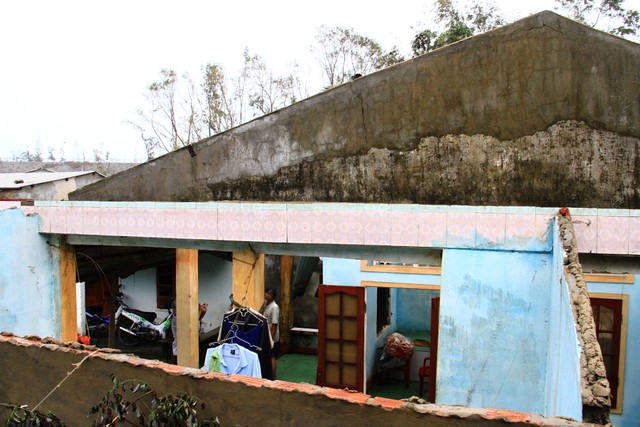 Nhà ông Bóng bị bay hết mái tôn. Nhà ông Bóng bị bay hết mái tôn.