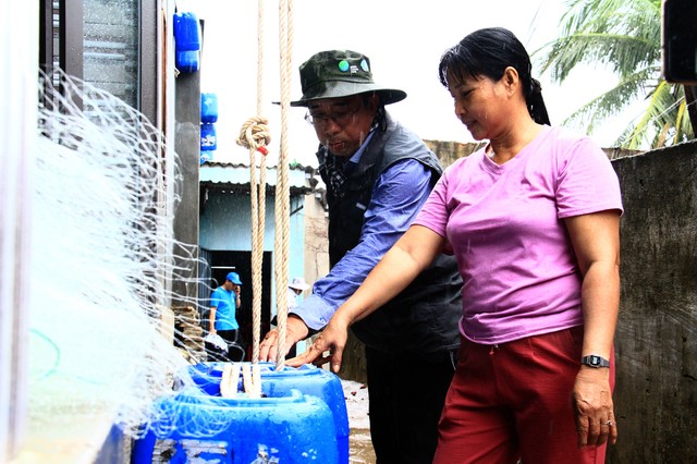 Chị Chín chia sẻ về giải pháp dùng can nhựa đựng nước chằng giữ mái tôn. Chị Chín chia sẻ về giải pháp dùng can nhựa đựng nước chằng giữ mái tôn.