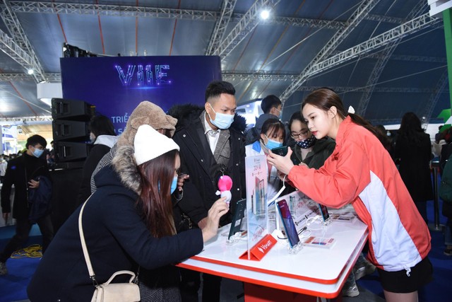 Khách hàng thích thú trải nghiệm công nghệ của Vinsmart. Ảnh: Dũng Minh. Khách hàng thích thú trải nghiệm công nghệ của Vinsmart. Ảnh: Dũng Minh.