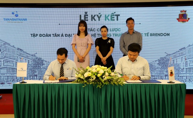 Ông Phạm Minh Đức, Phó tổng giám đốc thường trực Tập đoàn Tân Á Đại Thành và ông Hoàng Tùng, Chủ tịch Hệ thống trường quốc tế Brendon ký thỏa thuận hợp tác.