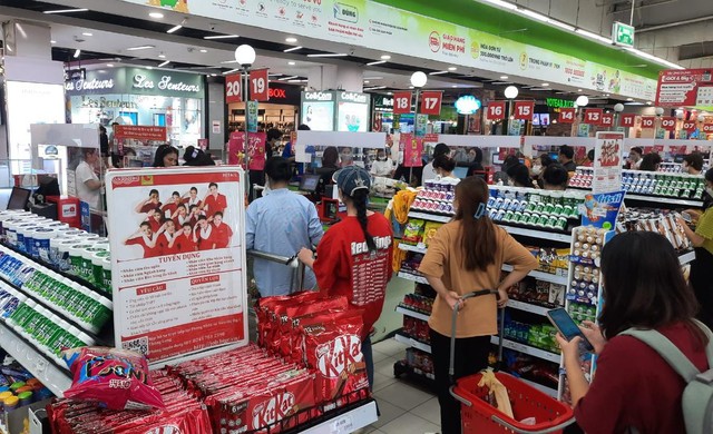 Các nhà bán lẻ đang tung ra nhiều &quot;chiêu thức&quot; để thu hút khách thuê trở lại mua sắm. Ảnh: Thành Nguyễn.