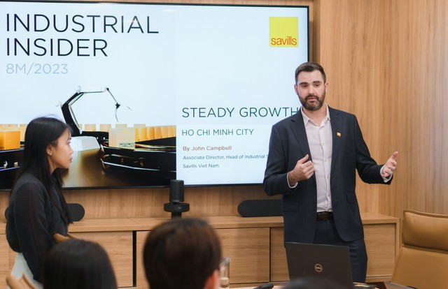 Ông John Campbell chia sẻ cùng các nhà đầu tư. Ông John Campbell chia sẻ cùng các nhà đầu tư.