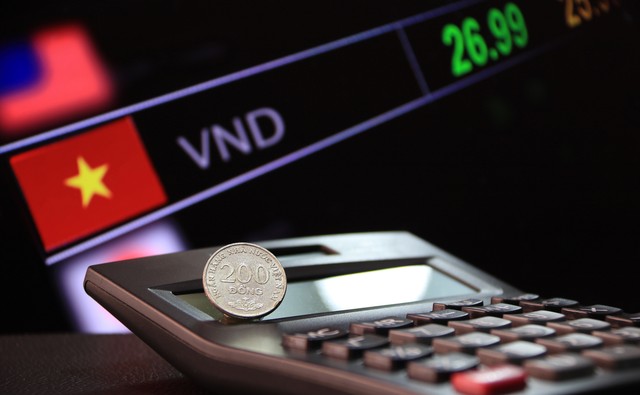 Thị trường "hưng phấn" khi lãi suất giảm và phản ứng tiêu cực khi Ngân hàng Nhà nước hút tiền để ổn định tỷ giá. Ảnh: Shuttersstock. Thị trường "hưng phấn" khi lãi suất giảm và phản ứng tiêu cực khi Ngân hàng Nhà nước hút tiền để ổn định tỷ giá. Ảnh: Shuttersstock.