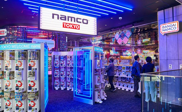 Khu tích hợp giữa trò chơi điện tử, máy đồ chơi “gachapon” và quầy bar phục vụ cocktail của hãng điện tử Namco tại tòa Kabukicho, Tokyo. Khu tích hợp giữa trò chơi điện tử, máy đồ chơi “gachapon” và quầy bar phục vụ cocktail của hãng điện tử Namco tại tòa Kabukicho, Tokyo.
