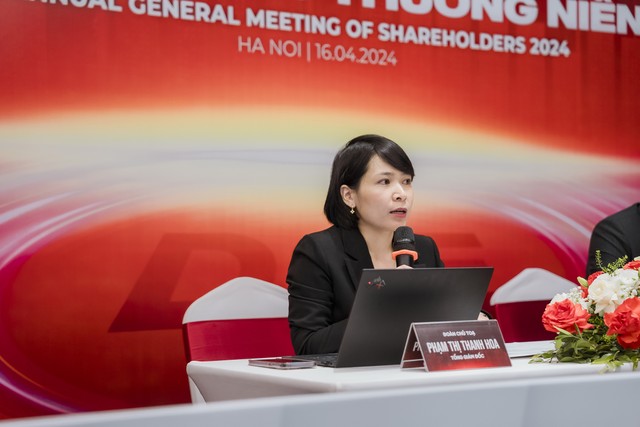 Bà Phạm Thị Thanh Hoa, Thành viên HĐQT DNSE trả lời cổ đông tại Đại hội. Bà Phạm Thị Thanh Hoa, Thành viên HĐQT DNSE trả lời cổ đông tại Đại hội.