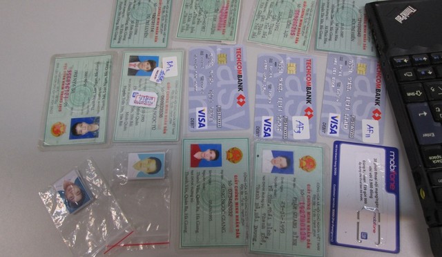 Nhiều ngân hàng bị băng nhóm tội phạm dùng chứng minh giả làm thẻ tín dụng ảnh 1