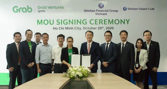 Tập đoàn Tài chính Shinhan tại Việt Nam và Grab Việt Nam ký kết thỏa thuận hợp tác chiến lược nhằm phát triển hệ sinh thái khởi nghiệp tại Việt Nam Tập đoàn Tài chính Shinhan tại Việt Nam và Grab Việt Nam ký kết thỏa thuận hợp tác chiến lược nhằm phát triển hệ sinh thái khởi nghiệp tại Việt Nam