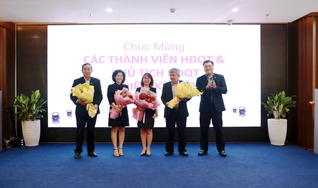 Tân thành viên HĐQT ra mắt đại hội.