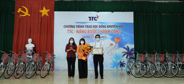Bà Hồ Thị Hoàng Yến - Phó Bí thư Thường trực Tỉnh ủy, Chủ tịch Hội đồng Nhân dân tỉnh Bến Tre tặng hoa đến ông bà Chủ tịch Tập đoàn TTC vì những đóng góp cho địa phương trong suốt thời gian qua.