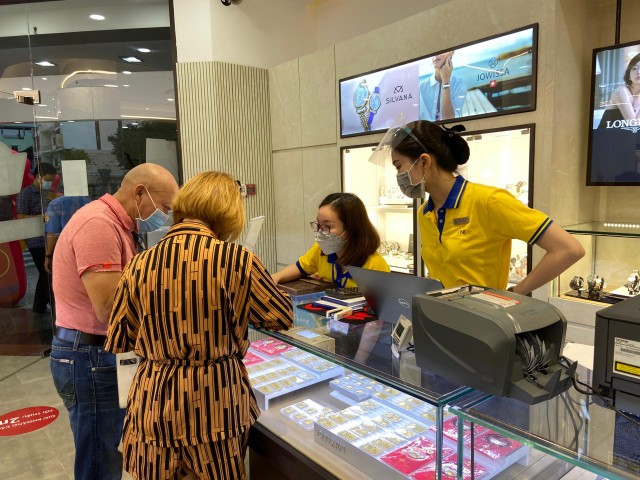 Khách hàng nào cũng muốn được sở hữu vàng cầu may trong ngày vía Thần Tài