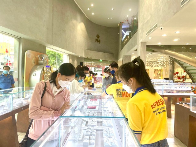 Không chỉ đón đầu ngày Thần Tài, nhiều khách hàng còn chọn nữ trang phục vụ ngày lễ tình nhân (14/2) và cưới, hỏi sau thời gian dài giãn cách xã hội