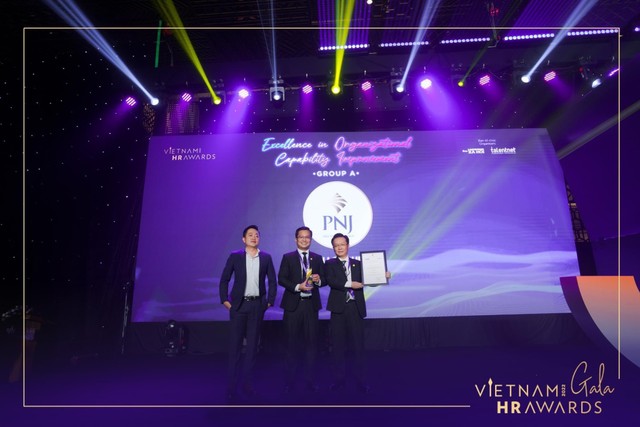 Ông Nguyễn Anh Hùng (bên phải) - Giám đốc cao cấp nguồn nhân lực PNJ và ông Nguyễn Minh Tâm (bên trái) - Giám đốc phát triển nhân lực & quản trị sự thay đổi đại diện PNJ nhận giải Chiến lược phát triển năng lực tổ chức Ông Nguyễn Anh Hùng (bên phải) - Giám đốc cao cấp nguồn nhân lực PNJ và ông Nguyễn Minh Tâm (bên trái) - Giám đốc phát triển nhân lực & quản trị sự thay đổi đại diện PNJ nhận giải Chiến lược phát triển năng lực tổ chức