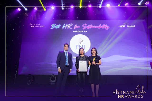 Bà Trần Phương Ngọc Thảo (bên trái) - Thành viên HĐQT, Trưởng tiểu ban ESG PNJ và bà Nguyễn Đức Thao Thao - Quản lý cao cấp Chính sách đãi ngộ PNJ rạng rỡ nhận giải Chiến lược nhân sự vì sự phát triển bền vững Bà Trần Phương Ngọc Thảo (bên trái) - Thành viên HĐQT, Trưởng tiểu ban ESG PNJ và bà Nguyễn Đức Thao Thao - Quản lý cao cấp Chính sách đãi ngộ PNJ rạng rỡ nhận giải Chiến lược nhân sự vì sự phát triển bền vững