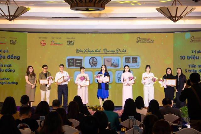 Các nhà thiết kế đạt giải khuyến khích ở bảng B – Quà tặng du lịch. Các nhà thiết kế đạt giải khuyến khích ở bảng B – Quà tặng du lịch.