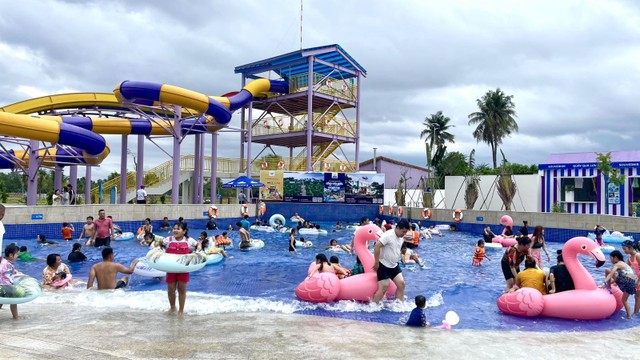 Ngay trong ngày khai trương, TTC Mekong Aqua Park đã đón gần 1.000 lượt khách đến tham quan, vui chơi Ngay trong ngày khai trương, TTC Mekong Aqua Park đã đón gần 1.000 lượt khách đến tham quan, vui chơi